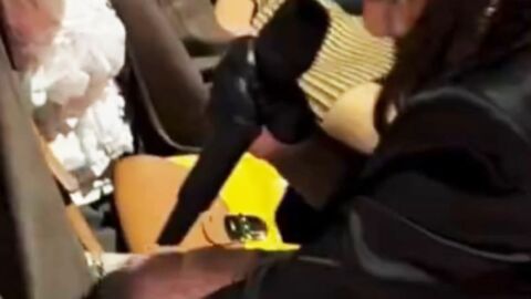 Ünlü şarkıcı Sıla Gençoğlu, İzmir konserinde 101 yaşındaki anneannesi Süheyla H…
