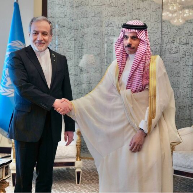Suudi Arabistan ve İran dışişleri bakanları telefonda görüştü