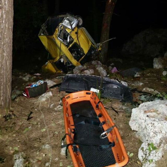Araç uçuruma devrildi: 2 ölü, 4 yaralı