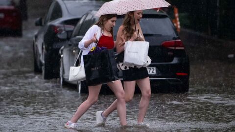 Sıcaklık 4-6 derece düşüyor! 13 kent için "sarı" alarm... Meteoroloji saat verdi!