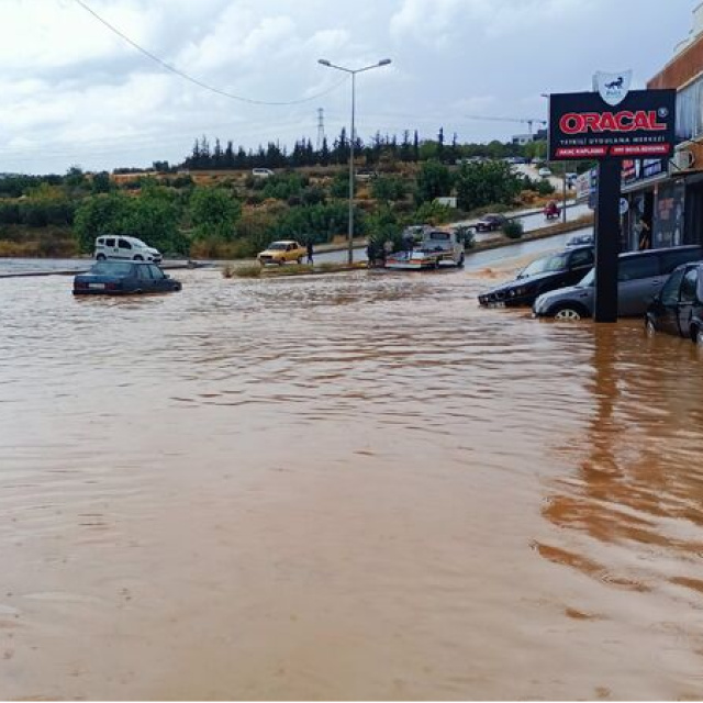 Sağanak esareti! Yollar göle döndü!