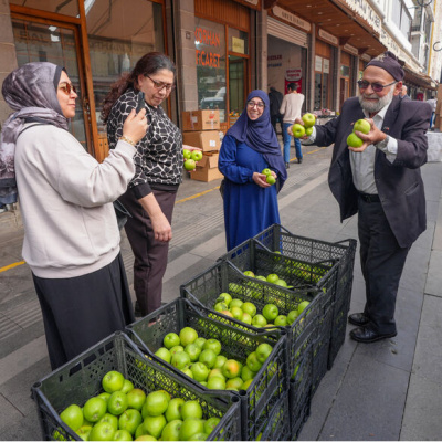 "Elmacı Dede" Diyarbakır'a elma getirdi