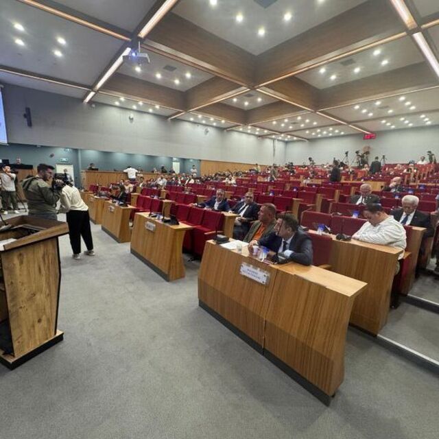 İzmir'de meclis toplanamadı