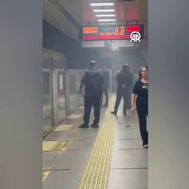 Metroda yangın paniği! Seferler aksadı