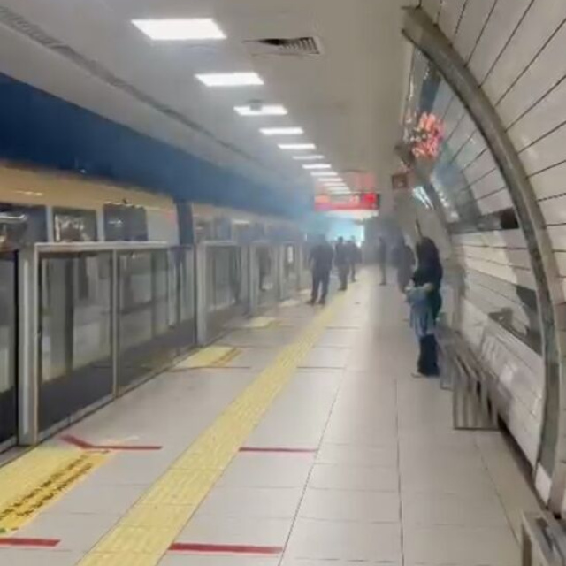 Metroda yangın paniği! Seferler aksadı