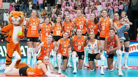 Neler oluyor? Memorial ve Eczacıbaşı Spor Kulübü, meme kanseri farkındalığını fileye taşıdı
