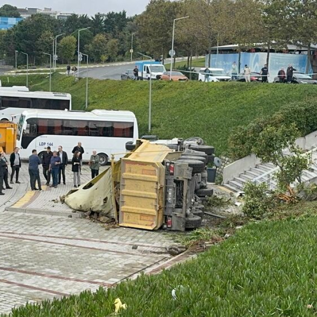 İSKİ bahçesine kamyon düştü: 2 yaralı