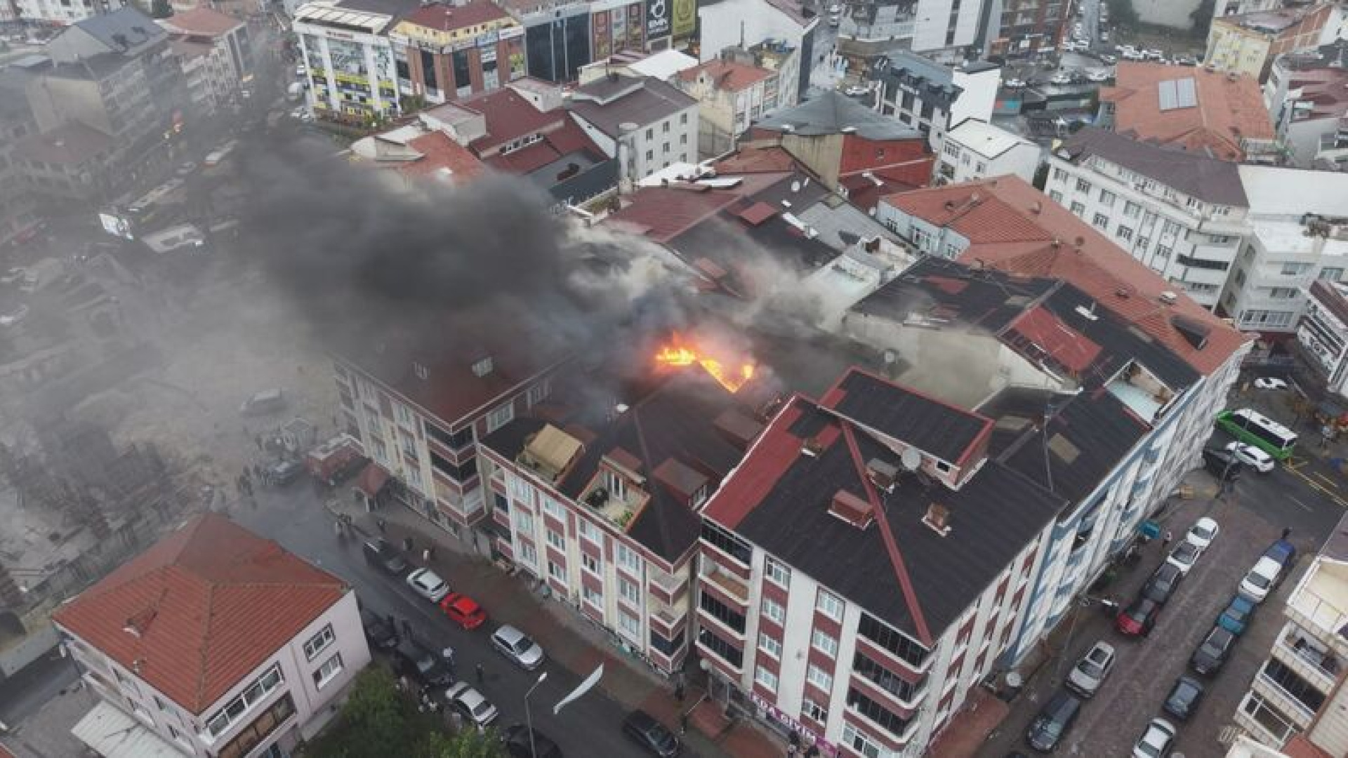 Arnavutköy’de 5 katlı binada yangın! haber görseli