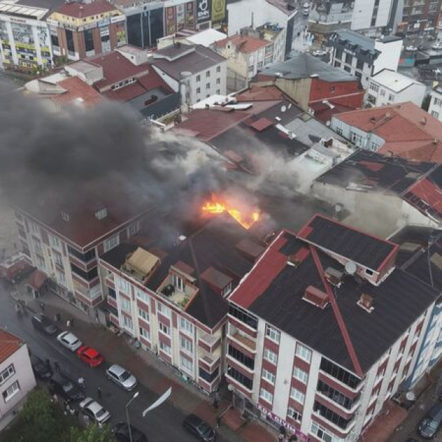 Arnavutköy’de 5 katlı binada yangın!