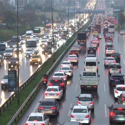 İstanbul'da trafik durma noktasına geldi! Yoğunluk yüzde 80'i geçti
