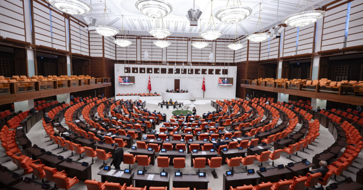 Turkish lawmakers debate alleged fund fraud and government response