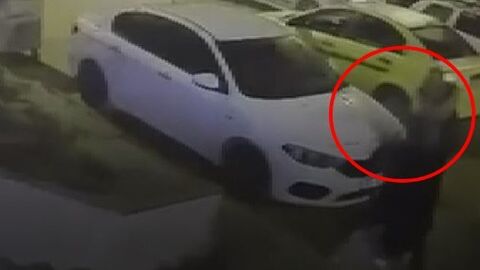 Taksiciden müşteriye silahlı saldırı: O anlar kamerada