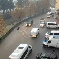 Yollar göle döndü, kadın suya kapıldı!