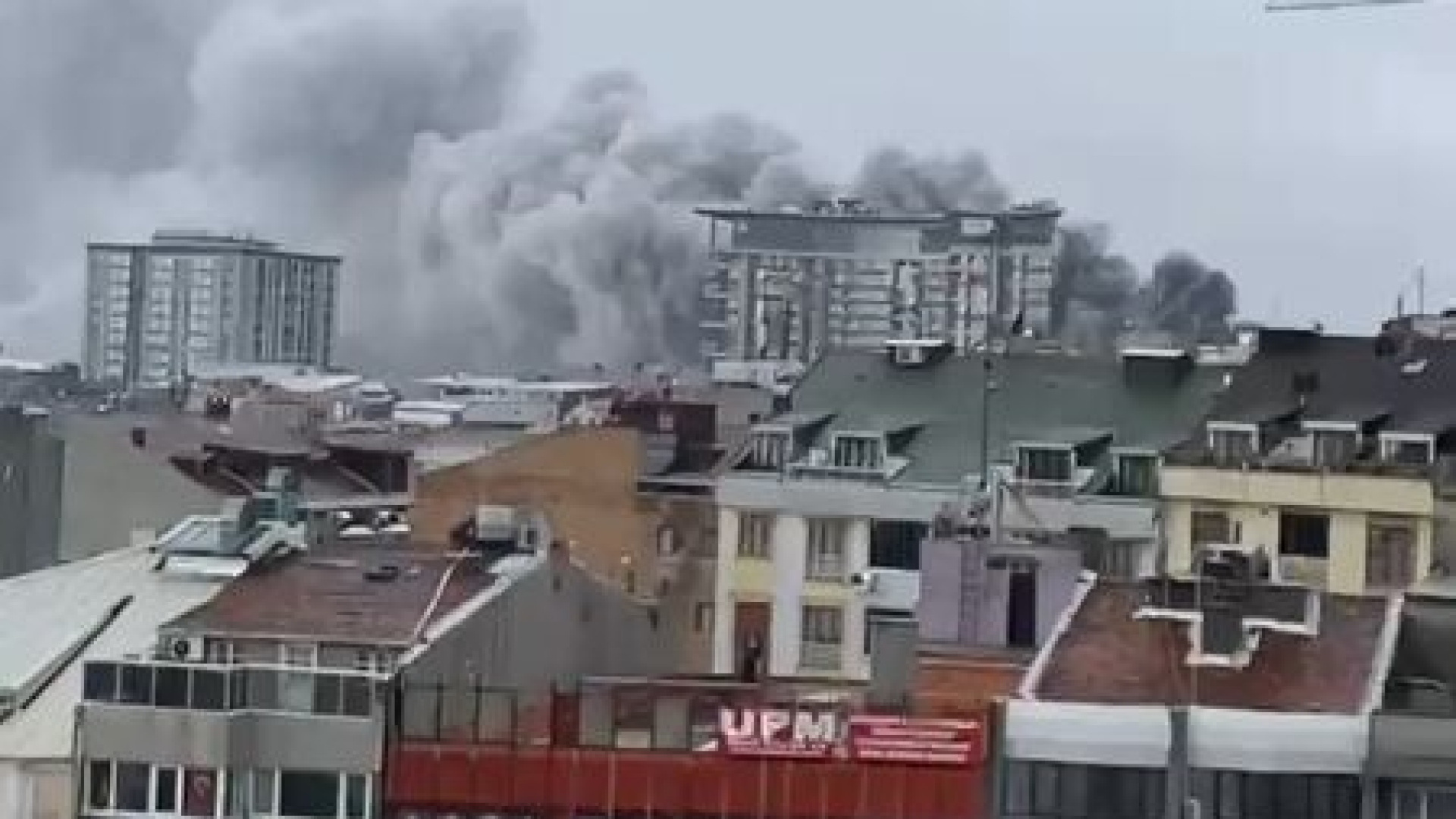 Bayrampaşa'da sanayi sitesinde yangın. Ekipler müdahale ediyor