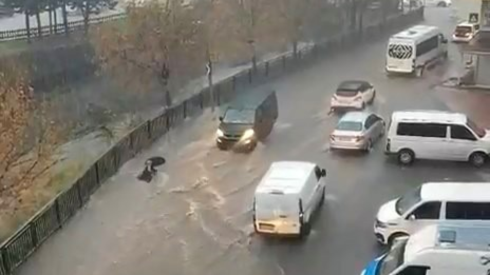 İstanbul'da yoğun yağış! Yollar göle döndü