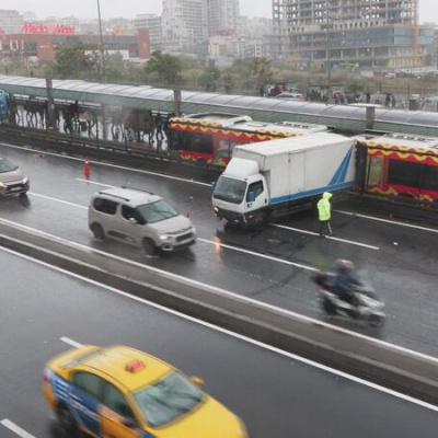 İstanbul E-5’te trafiği kilitleyen kaza