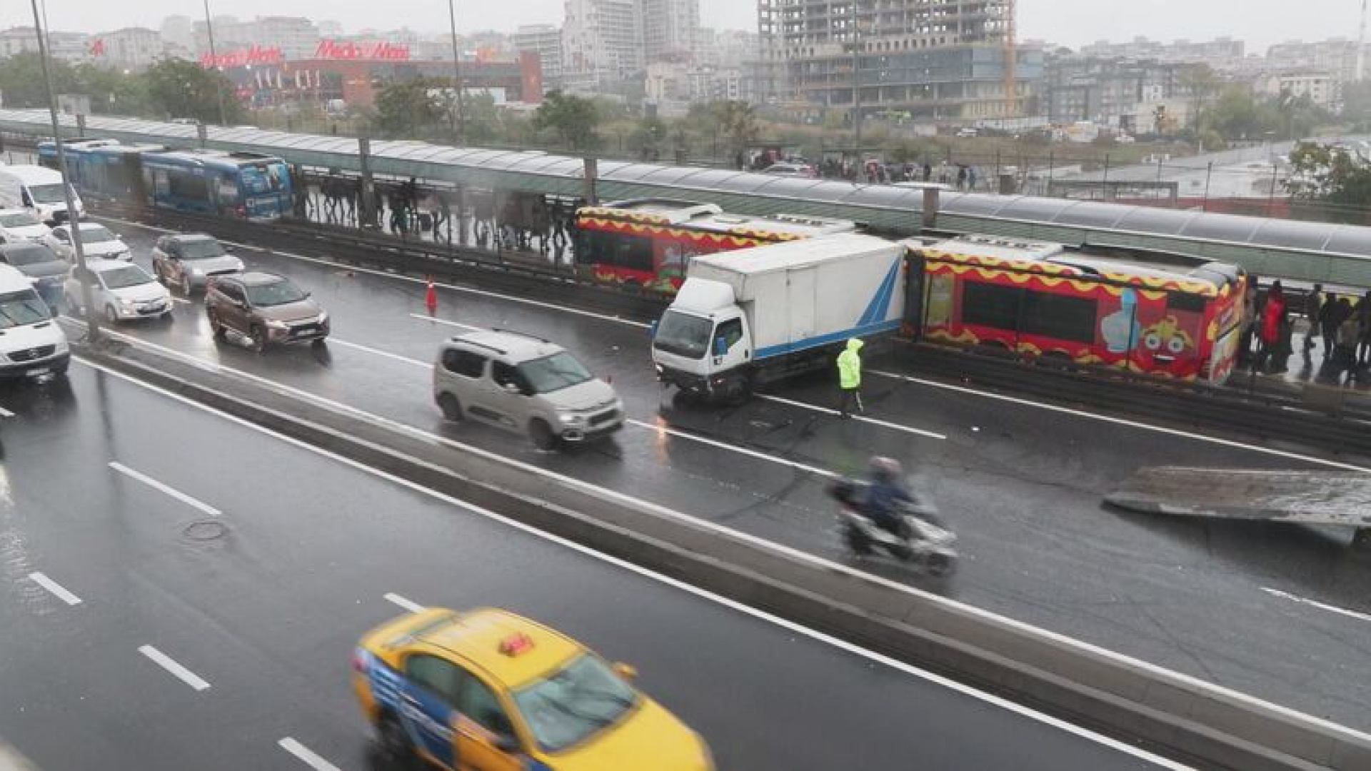 E-5’te trafiği kilitleyen kaza