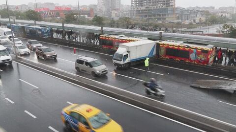 İstanbul E-5’te trafiği kilitleyen kaza