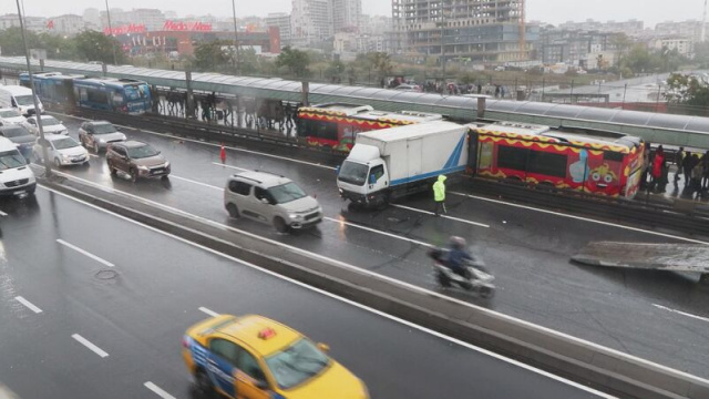 İstanbul E-5'te trafiği kilitleyen kaza