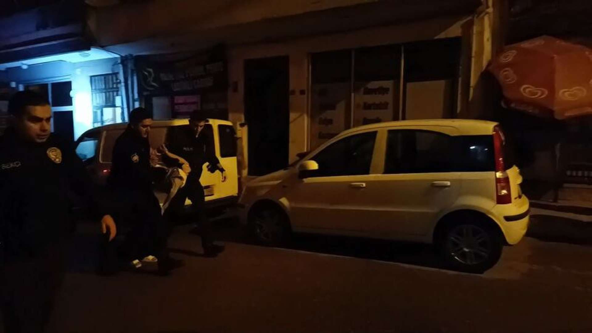 Oğlunun bıçakla rehin aldığı anne kurtarıldı