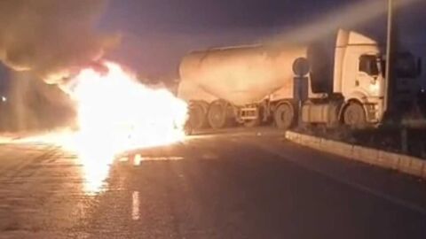 Adana'da meydana gelen feci kazada, TIR ile çarpışan bir otomobil alev aldı.