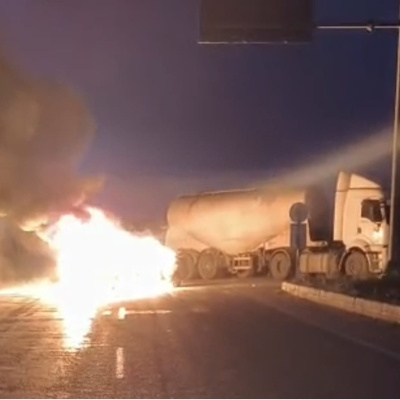 TIR'a çarptı, alev aldı!