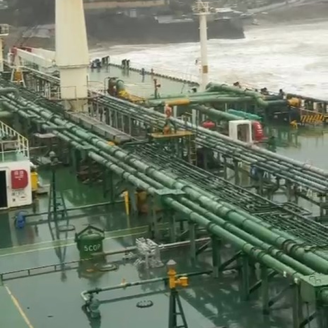 Sürüklenen tanker karaya oturdu