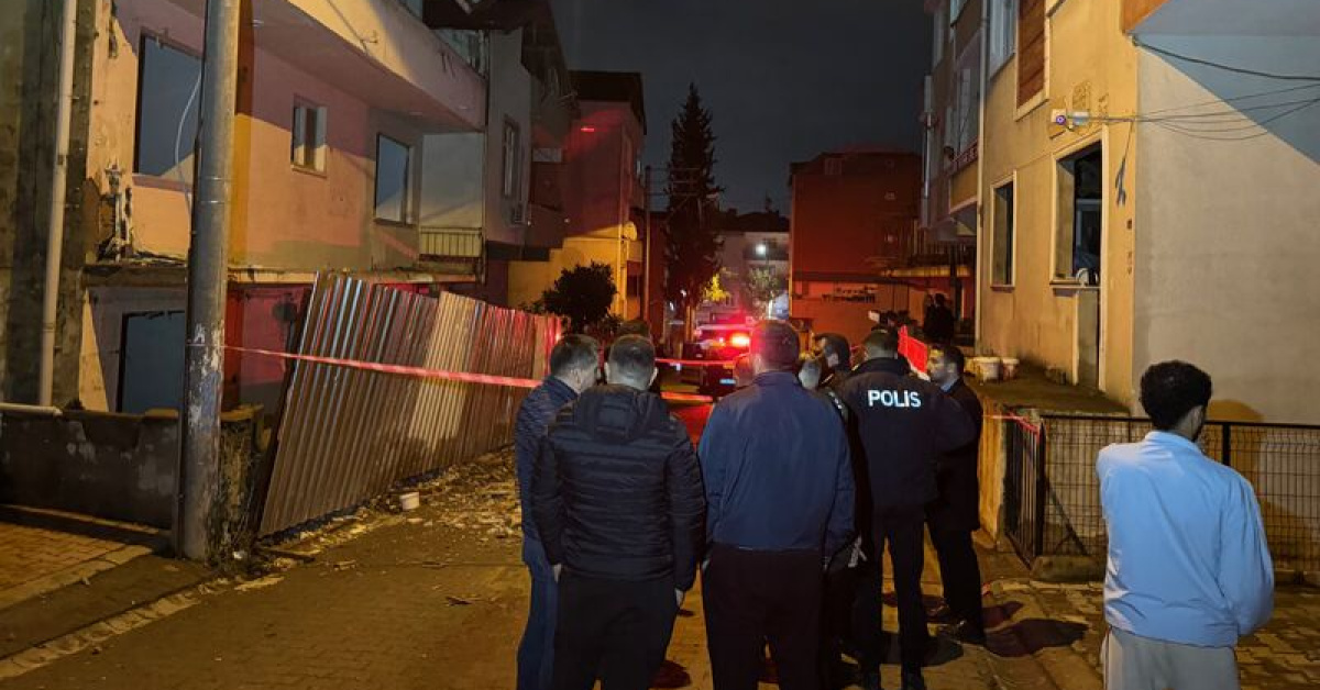 Balcony collapses at abandoned building in Kocaeli; nearby building evacuated