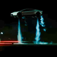 Tesla'nın yeni otomobili 'uçuyor'