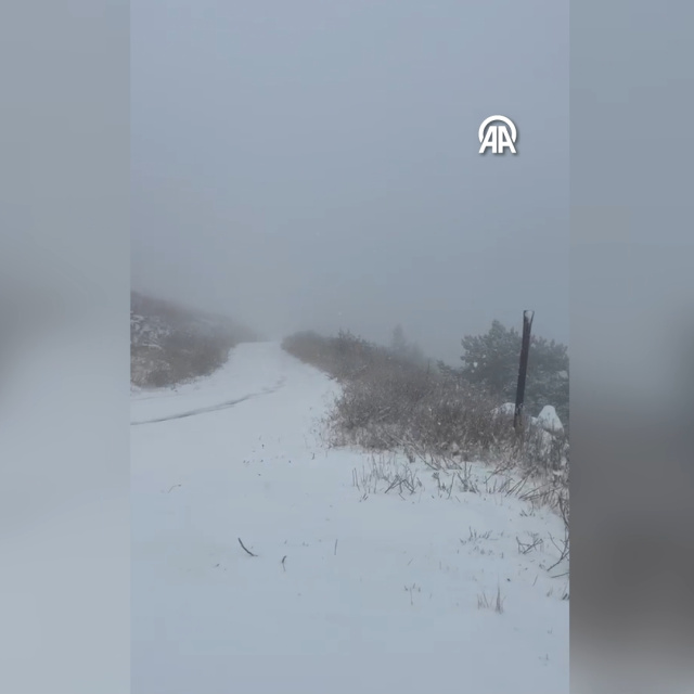 Başkent'te mevsimin ilk karı yağdı