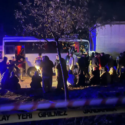 Tarım işçilerini taşıyan midibüs ile TIR çarpıştı: 17 yaralı
