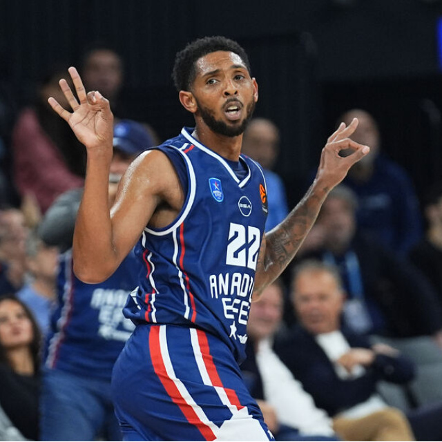 Anadolu Efes, Litvanya'da farklı kazandı!