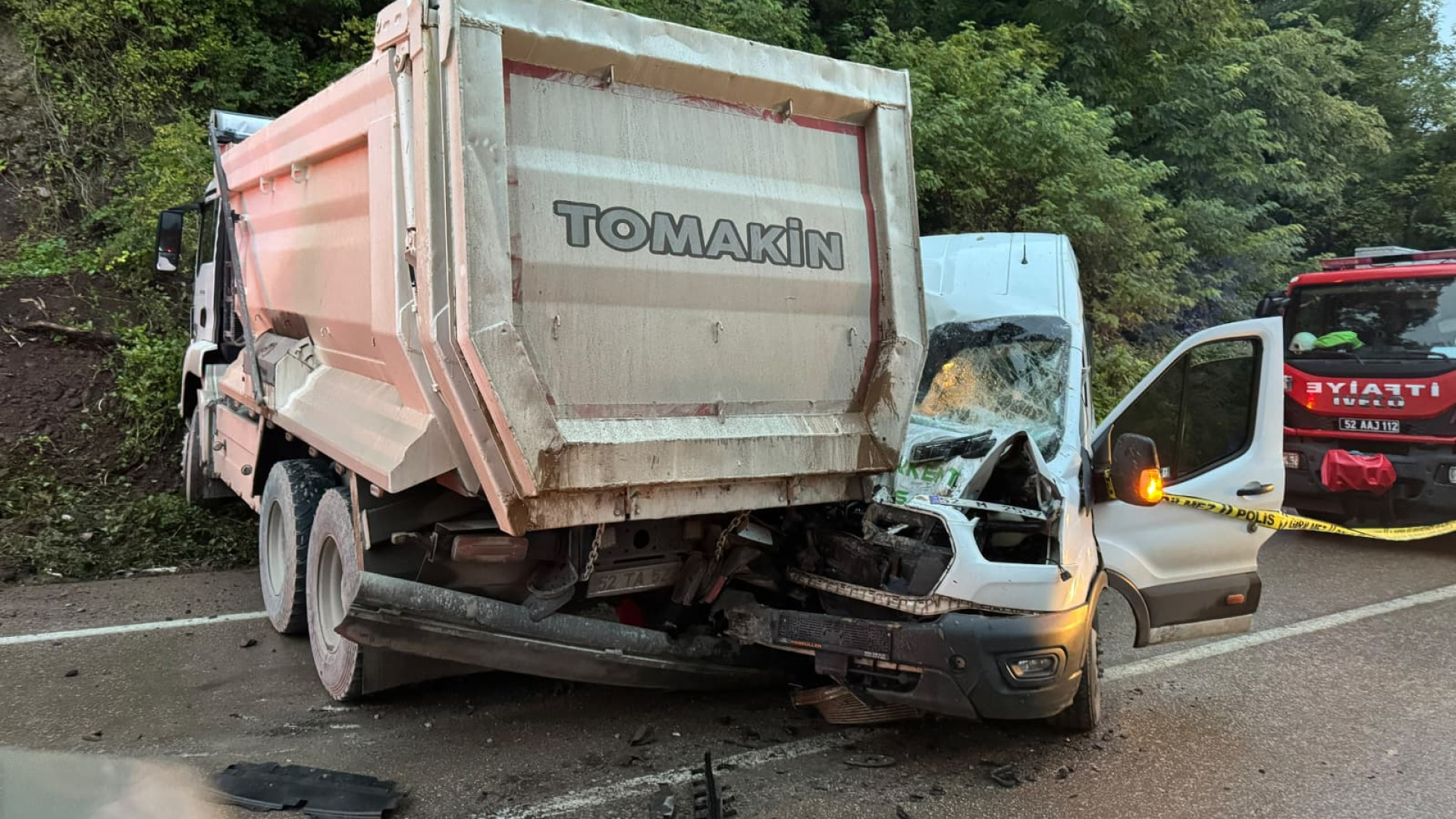 Ordu'da minibüs ve kamyon çarpıştı: 18 öğrenci arasında 1 ölü, 23 yaralı.
