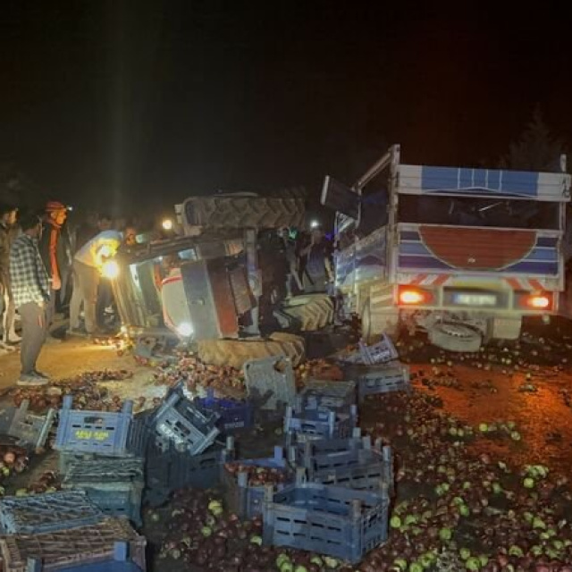Kamyonet ile traktör çarpıştı: 1 ölü, 1 yaralı