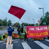Fransa'da sarı yelekliler de sokakta