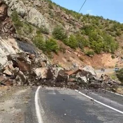 Şavşat'ta kayalar köy yolunu kapattı