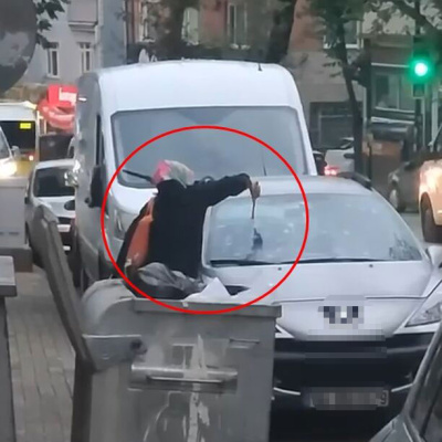 O anlar kamerada... Tartıştığı eşinin otomobiline çekiçle daldı