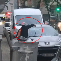 O anlar kamerada... Tartıştığı eşinin otomobiline çekiçle daldı