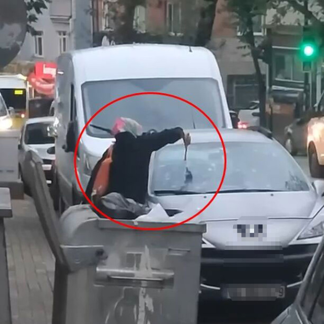 O anlar kamerada... Tartıştığı eşinin otomobiline çekiçle daldı