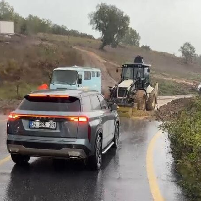 Şile'de iki toprak kayması! Yol kapandı