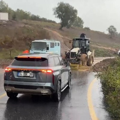 Şile'de iki toprak kayması! Yol kapandı