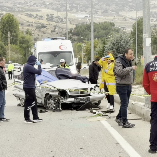 Düğün yolunda kaza: 1 ölü, 4 yaralı