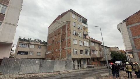 Küçükçekmece'de 7 katlı bina korkuttu