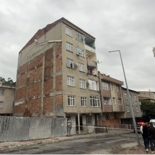 Küçükçekmece'de 7 katlı bina korkuttu