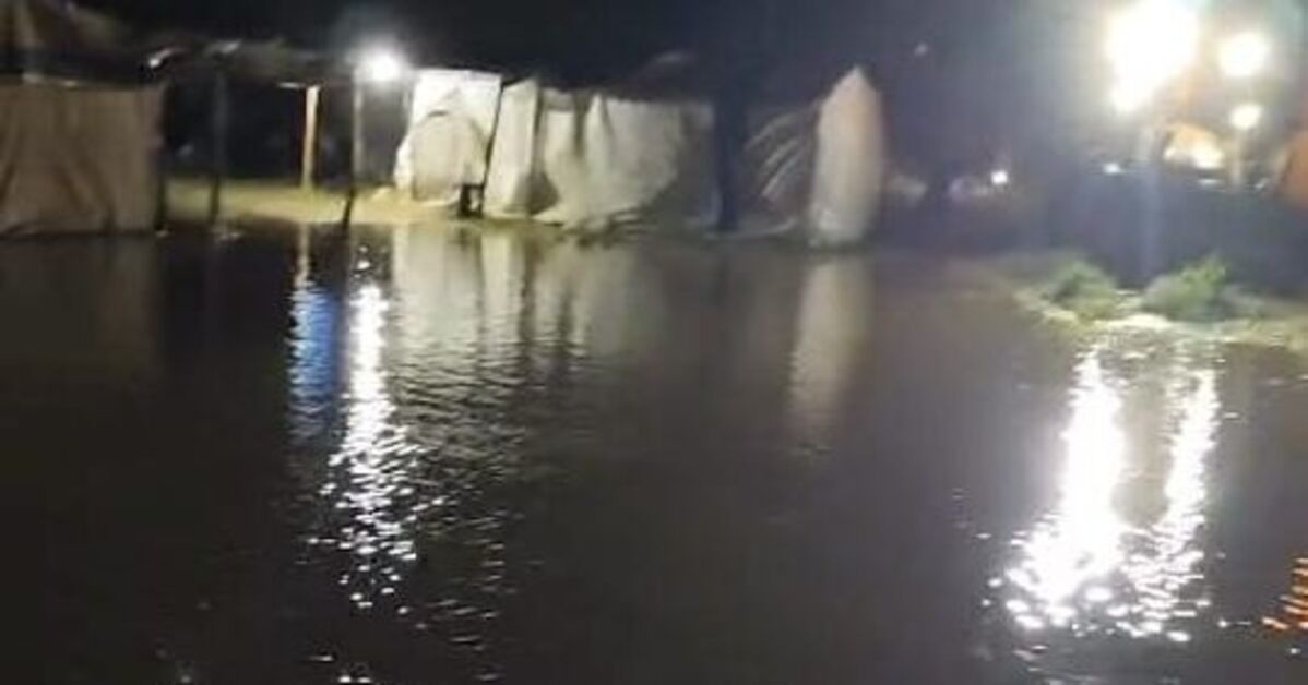 Floodwater hits camp housing 1,000 seasonal farm workers in Bursa