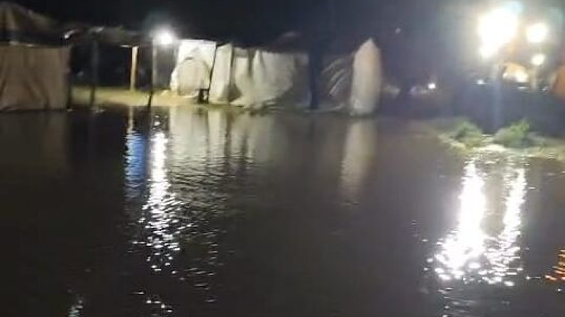 Bursa İnegöl'de tarım işçilerinin kaldığı çadır alanı sel oldu