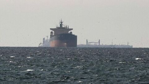 Hürmüz'de bir tanker mayına çarptı