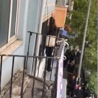 Genç kadın, otelin tabelasına çıkıp yardım isterken düştü!