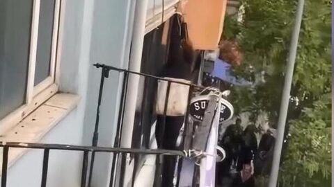 Genç kadın, otelin tabelasına çıkıp yardım isterken düştü!