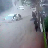 Kahraman esnaf! Canını hiçe sayıp sürücüyü kurtardı!